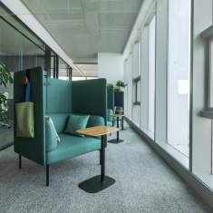 HAWORTH Pip Laptoptisch neben Loungesessel im Arbeitsbereich am Fenster