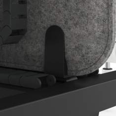 Unterseite der HAWORTH Drift Felt Trennwand mit Befestigungselement am Schreibtisch