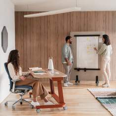 HAWORTH Collaborate Screens mobile Trennwand mit Whiteboard im Workshop-Bereich für Teamarbeit