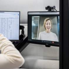 Mikomax hushFree Work Innenraum mit Monitor und Videokonferenz-Setup