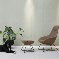 Wilkhahn Yonda Lounge Sessel in einer ruhigen Loungeecke mit Beistelltisch
