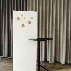 Wilkhahn Confair Next Board-Tisch im Workshopraum mit Whiteboard für Gruppenarbeit