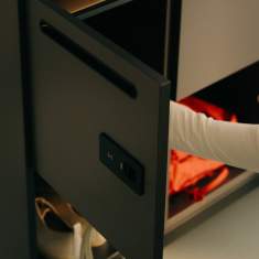 Detail eines geöffneten Fachs beim Neudoerfler Ownly Locker mit Stauraum für persönliche Gegenstände