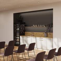 Neudoerfler SMART & VIBE Büroküche im Aufenthaltsbereich neben Seminarbestuhlung