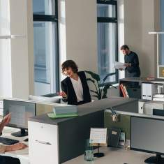 Neudoerfler Lineo Arbeitstische im Open-Space-Büro mit mehreren Arbeitsstationen