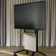 Wilkhahn Confair Next Display-Rack Monitorständer im Präsentationsbereich vor Vorhang