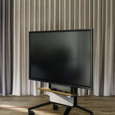 Wilkhahn Confair Next Display-Rack mobile Bildschirmhalterung im Schulungsraum im Einsatz
