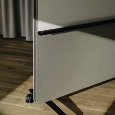 Seitliche Ansicht des Wilkhahn Confair Next Mix-Whiteboards mit Rollenfußgestell