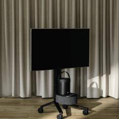 Confair Next Power-Server von Wilkhahn mit Monitorhalterung im Konferenzbereich
