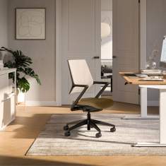 Assmann Büromöbel Consento Asolo Hybridstuhl im Homeoffice am höhenverstellbaren Schreibtisch