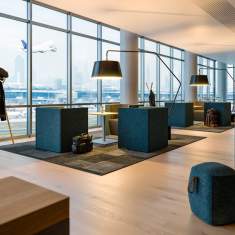 Assmann Büromöbel Syneo Line Lounge Arbeitskabinen in einer offenen Office-Landschaft mit Arbeitsplatzinseln