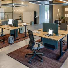 Assmann Büromöbel Viteco Akustikstellwände an Doppelarbeitsplätzen im Open Space Büro