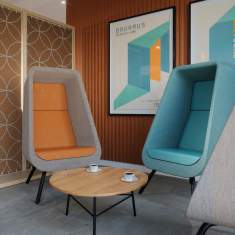 Connection Muse Akustiksessel in der Hotellounge als abgeschirmte Sitzgelegenheit für Gespräche und kurze Pausen