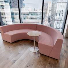 Connection Clique Sitzlandschaft im Loungebereich mit halbkreisförmiger Konfiguration für Gruppenbesprechungen