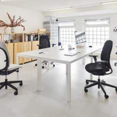 Giroflex giroflex 40 Bürostühle im offenen Arbeitsbereich mit höhenverstellbaren Schreibtischen