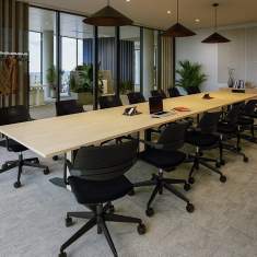 Neudoerfler Officebox Essential Meet Konferenzlösung mit Besprechungstisch und Akustikelementen für grössere Meetingräume