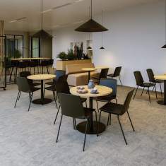Neudoerfler Officebox Essential Café Aufenthaltsbereich mit Cafébestuhlung und Hochtisch für Pausen und informellen Austausch