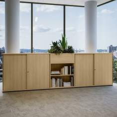 Neudoerfler Officebox Essential Store Stauraumlösung mit Schiebetürschränken und Pflanzwanne zur Zonierung im Bürobereich