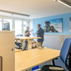 Schäfer Shop AG Workplace Solutions Arbeitsplatzbereich des Aero-Club der Schweiz mit ergonomischen Schreibtischen und blauem Farbkonzept