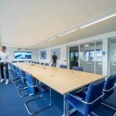 Schäfer Shop AG Workplace Solutions Konferenzraum des Aero-Club der Schweiz mit langem Besprechungstisch und ergonomischer Bestuhlung