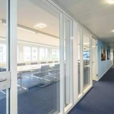 Schäfer Shop AG Workplace Solutions Büroflur mit verglasten Besprechungsräumen im neuen Zentralsekretariat des Aero-Club der Schweiz