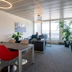 Schäfer Shop AG Einzelbüro der PFISTERER AG mit Besprechungstisch und ergonomischem Arbeitsplatz