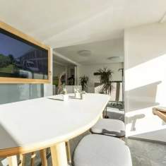 Schäfer Shop AG Besprechungsbereich der Gsell Fenster GmbH mit Hochtisch und integriertem Bildschirm