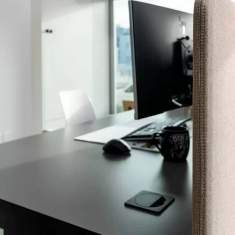Schäfer Shop AG Schreibtischlösung mit akustischer Tischtrennwand im Büro der Gsell Fenster GmbH