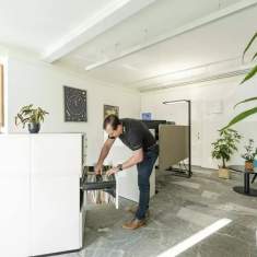 Schäfer Shop AG Büroarbeitsplätze der Gsell Fenster GmbH mit Stauraumlösungen und akustischer Abschirmung