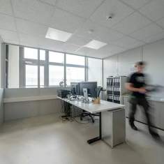 Schäfer Shop AG Büroarbeitsplatz im Halleneinbau der Richnerstutz AG
