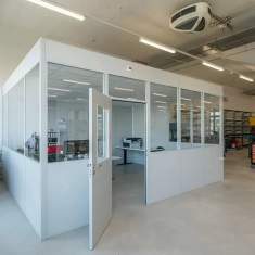 Schäfer Shop AG Halleneinbau mit Systemtrennwänden für Büroarbeitsplätze der Richnerstutz AG