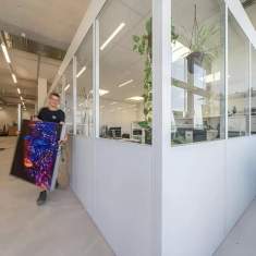 Schäfer Shop AG Halleneinbau der Richnerstutz AG mit verglasten Büroeinheiten in Produktionshalle