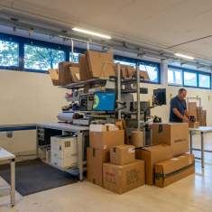 Schäfer Shop AG Verpackungsarbeitsplatz im 24h-Lager mit ergonomischer Fördertechnik