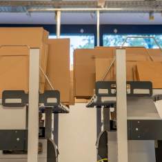 Ergonomischer Verpackungsarbeitsplatz der Schäfer Shop AG mit höhenverstellbaren Materialaufbauten