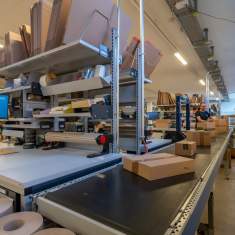 Schäfer Shop AG Verpackungs- und Versandbereich im 24h-Lager mit Förderbandanlage