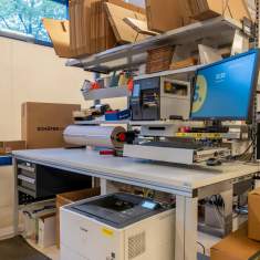 Ergonomischer Arbeitsplatz der Schäfer Shop AG mit anpassbarer Tischlösung und integrierter Druckertechnik