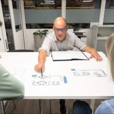 Projektbesprechung der scandola light audio media gmbh mit Arbeitsplatzplanung und Medientechnik