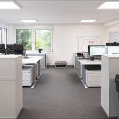 Schäfer Shop AG Büroarbeitsplätze der scandola light audio media gmbh mit Stauraumlösungen und höhenverstellbaren Schreibtischen