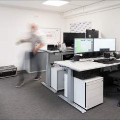 Schäfer Shop AG Büroarbeitsplatz der scandola light audio media gmbh mit höhenverstellbarem Schreibtisch und Monitorlösung