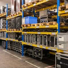 Lagerbereich der scandola light audio media gmbh mit Veranstaltungstechnik und Regalsystemen