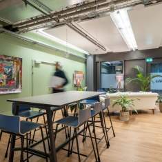 Schäfer Shop AG Aufenthaltsbereich der Provas AG mit Hochtisch und Loungezone
