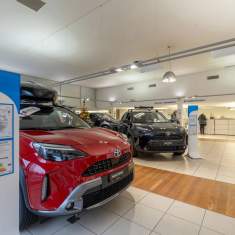 Schäfer Shop AG Fahrzeugausstellung der Emil Frey AG mit Verkaufs- und Empfangsbereich