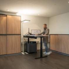 Schäfer Shop AG ergonomischer Arbeitsplatz der Emil Frey AG mit höhenverstellbarem Schreibtisch und Stauraum