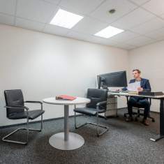 Schäfer Shop AG Einzelbüro der Emil Frey AG mit ergonomischem Arbeitsplatz und Besprechungsbereich