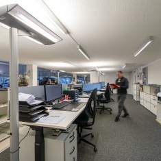 Schäfer Shop AG Open-Space-Büro der Emil Frey AG mit höhenverstellbaren Arbeitsplätzen