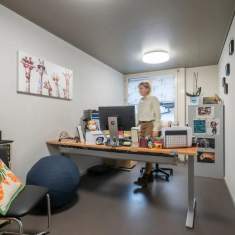Schäfer Shop AG Einzelbüro der Polizeistation Aigle mit ergonomischem Arbeitsplatz