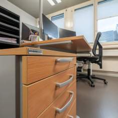 Schäfer Shop AG Büroarbeitsplatz der Polizeistation Aigle mit Stauraum und ergonomischem Drehstuhl