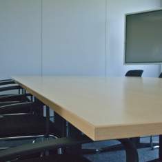 Schäfer Shop AG Besprechungsraum der Gietz AG mit Konferenztisch und Bildschirm