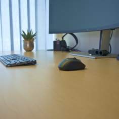Schäfer Shop AG ergonomischer Arbeitsplatz der Gietz AG mit Schreibtisch und Monitorarbeitsplatz