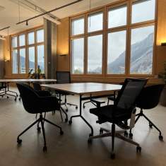 Schäfer Shop AG Besprechungsbereich des BIM Coworking Space mit mobilen Konferenztischen und Drehstühlen